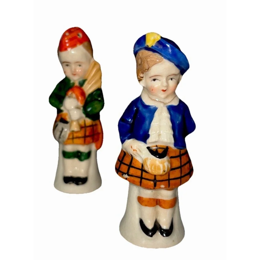 Vtg SCOTTISH COUPLE w Bagpipes & Basket Porcelain Salt & Pepper Shaker Set Japan